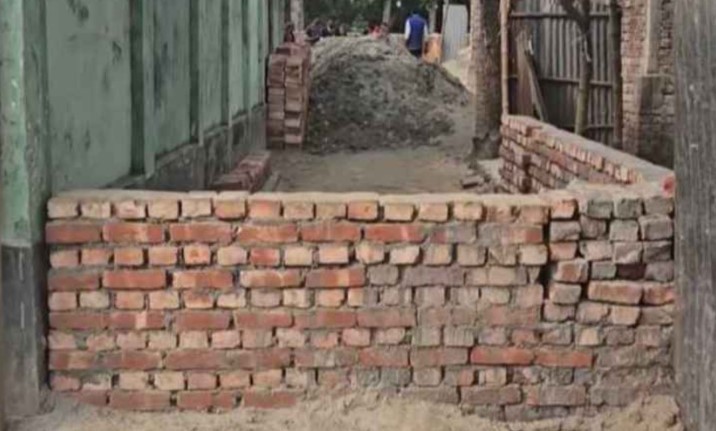 ছেলের প্রেম ঠেকাতে রাস্তায় দেয়াল তুললেন বাবা